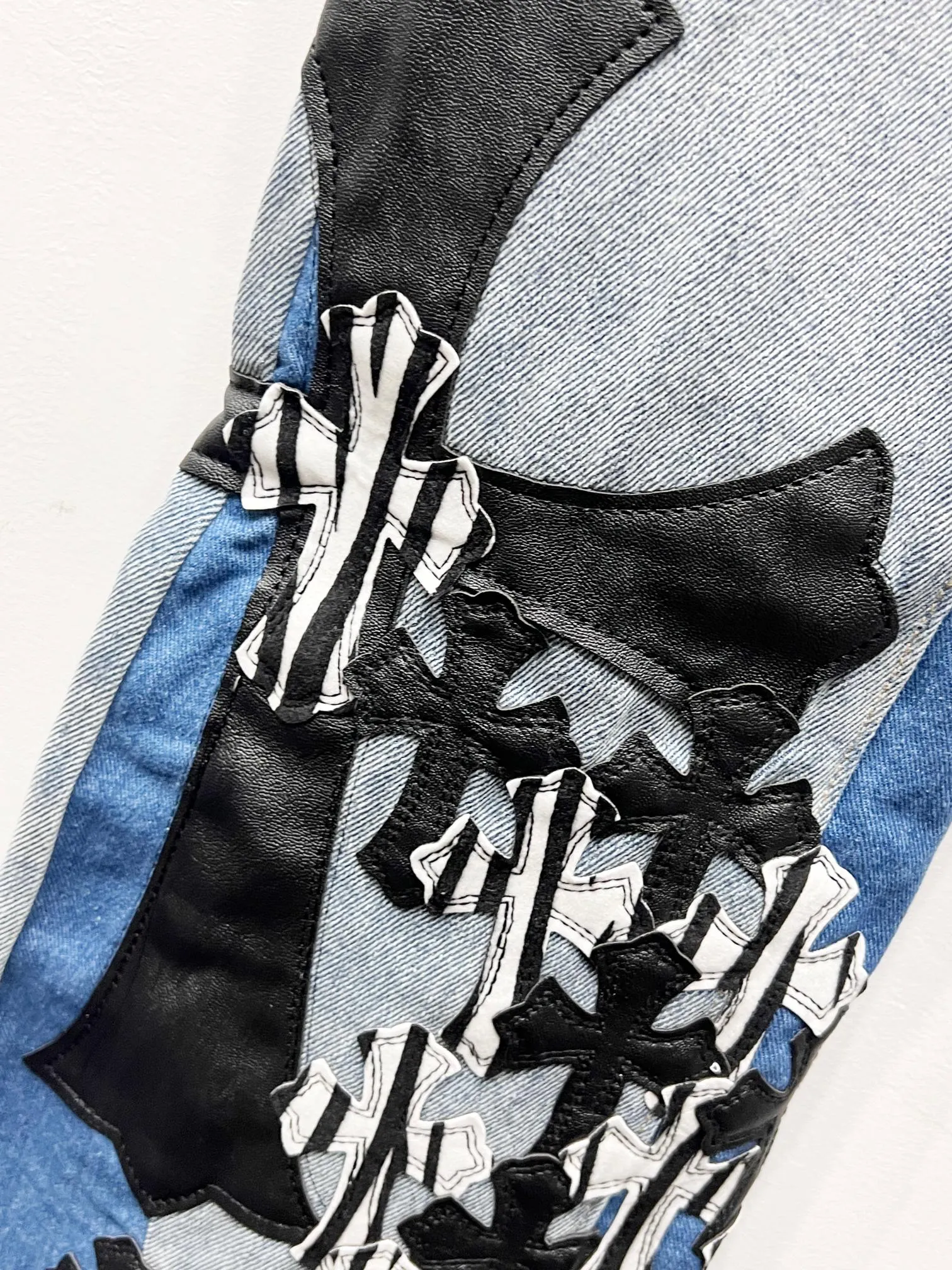 P290 Style number: (r021) GALLERY DEPT. ss25 limited edition zebra and large black leather micro-flared cross jeans. Styles with different wash textures are very friendly to people with thin legs and thick legs. The micro-flared version is very flattering to the leg shape. The moderate length is timeless and easy to match. It is the basis of various styles and a must-have in the wardrobe! The fabric is stiff but also makes the upper body soft without losing texture. The washing process is even more perfect. It is a must-have item for everyone! ! ! Washed wheat, hang tag, pants label, three labels complete Color: blue Size: 28-30-32-34-36